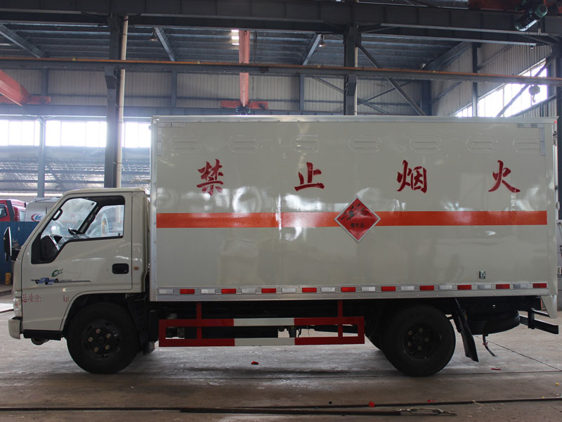 江鈴4.2米(2.6噸)氣體廂式車(chē)