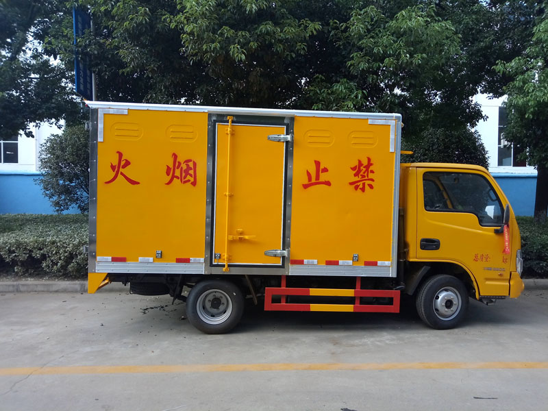 躍進(jìn)柴油3米3(藍(lán)牌)液體廂式車
