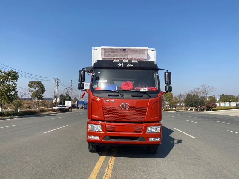 解放J6L小三軸9米6國(guó)六(天然氣)冷藏車(chē)