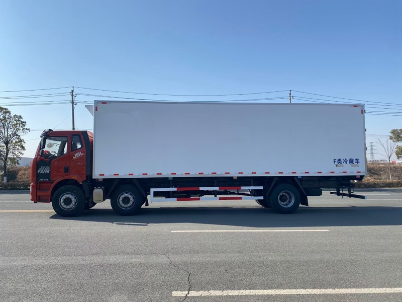 解放J6L小三軸9米6國(guó)六(天然氣)冷藏車(chē)