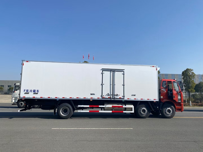 解放J6L小三軸9米6國(guó)六(天然氣)冷藏車(chē)