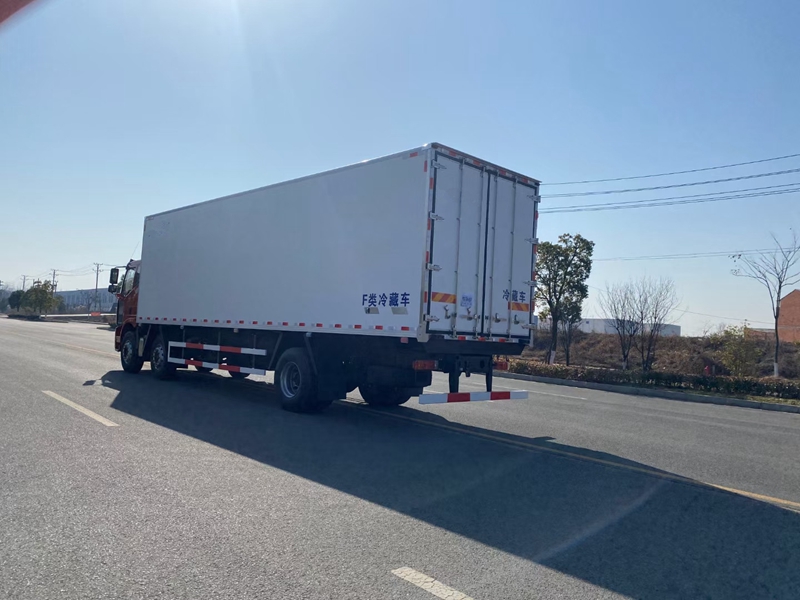 解放J6L小三軸9米6國(guó)六(天然氣)冷藏車(chē)