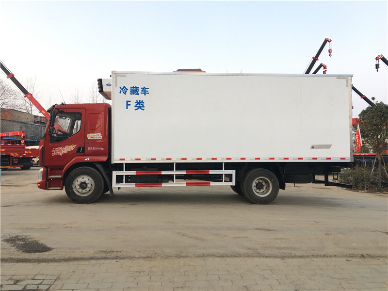 柳汽乘龍7.8米國(guó)六冷藏車(chē)
